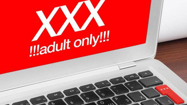 Um laptop exibindo a palavra xxx na tela.