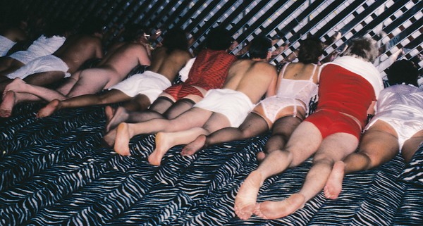 Um grupo de pessoas numa cama em Portugal.